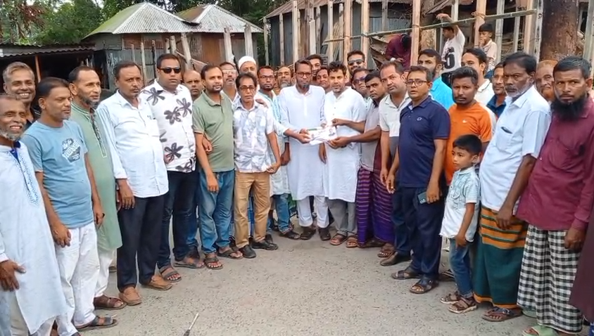 অগ্নিকাণ্ডে নিঃস্ব ৪ ব্যবসায়ী, পুনর্বাসনে দেওয়া হলো ৯০ হাজার টাকা